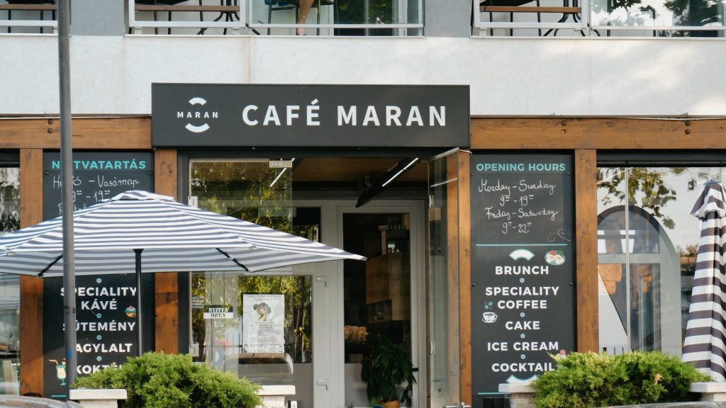 Cafe Maran Váróczi Üzletberendezés Projekt - Bejárat