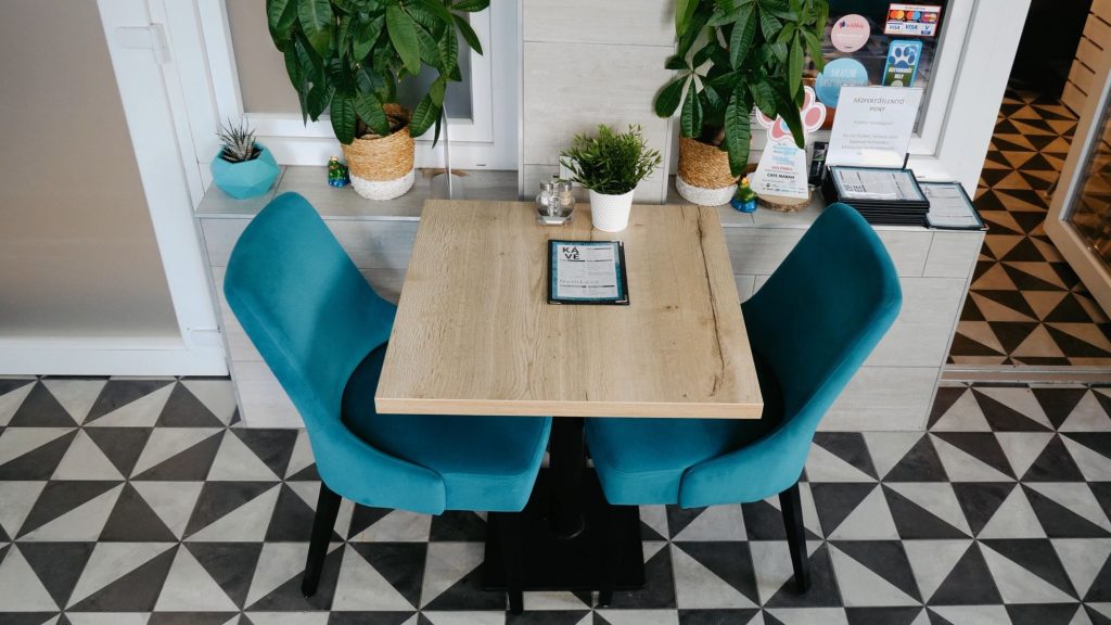Cafe Maran Váróczi Üzletberendezés Projekt - Két személyes asztal fotelekkel