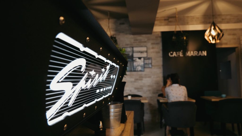 Cafe Maran Váróczi Üzletberendezés Projekt - Kávégépek Rolls Royce-a