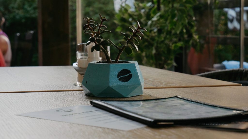 Cafe Maran Váróczi Üzletberendezés Projekt - Asztali dekorációs elemek