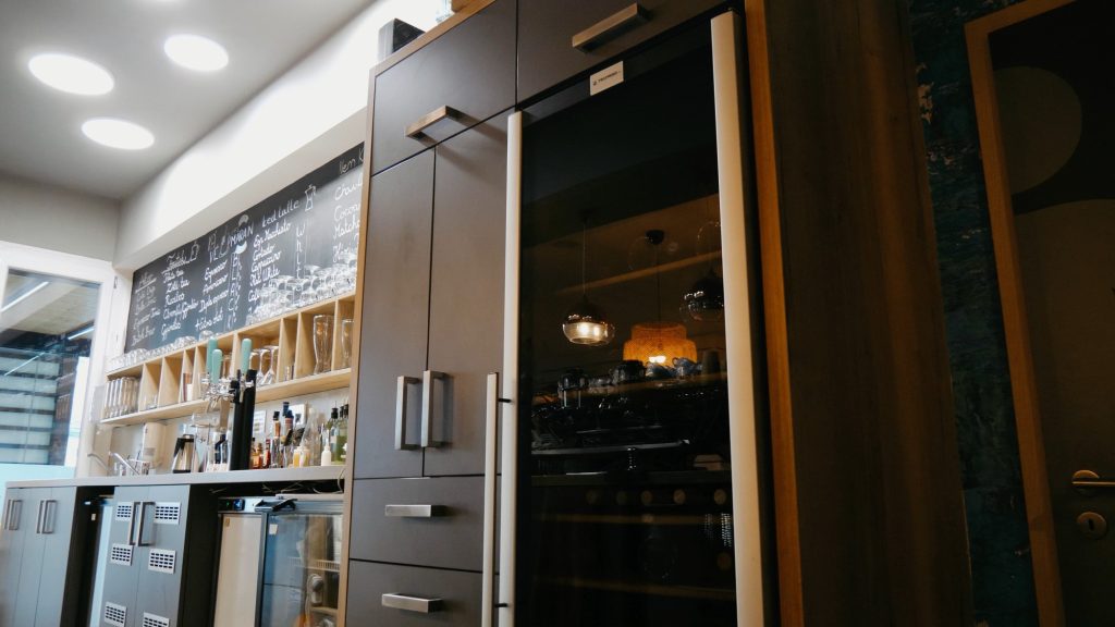Cafe Maran Váróczi Üzletberendezés Projekt - Tároló szekrények