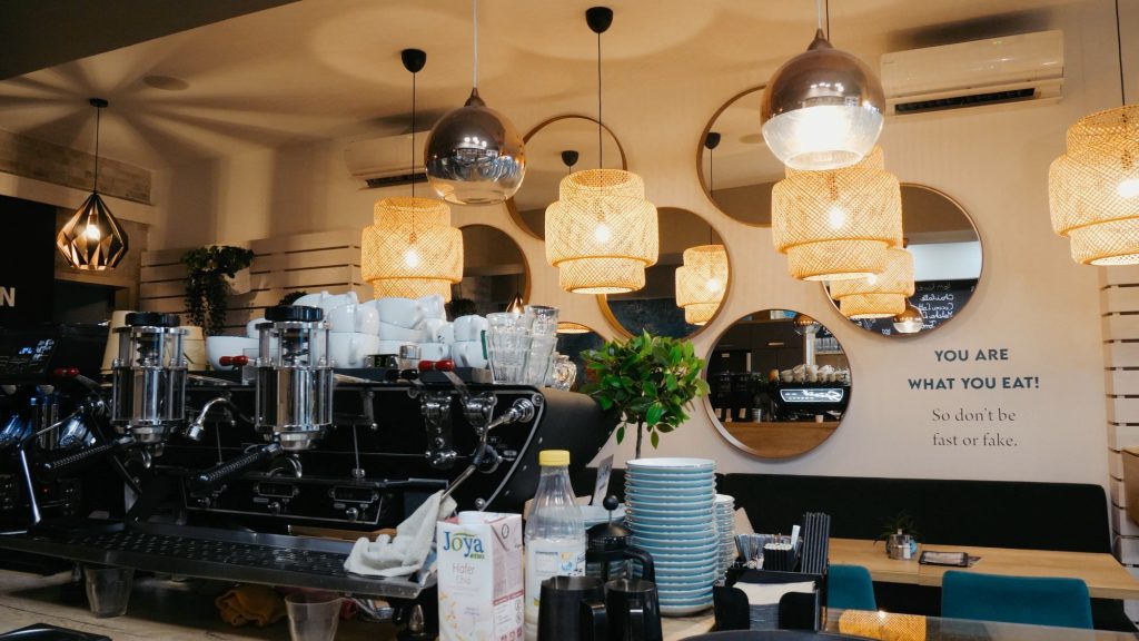 Cafe Maran Váróczi Üzletberendezés Projekt - Nézőpont a pult mögül