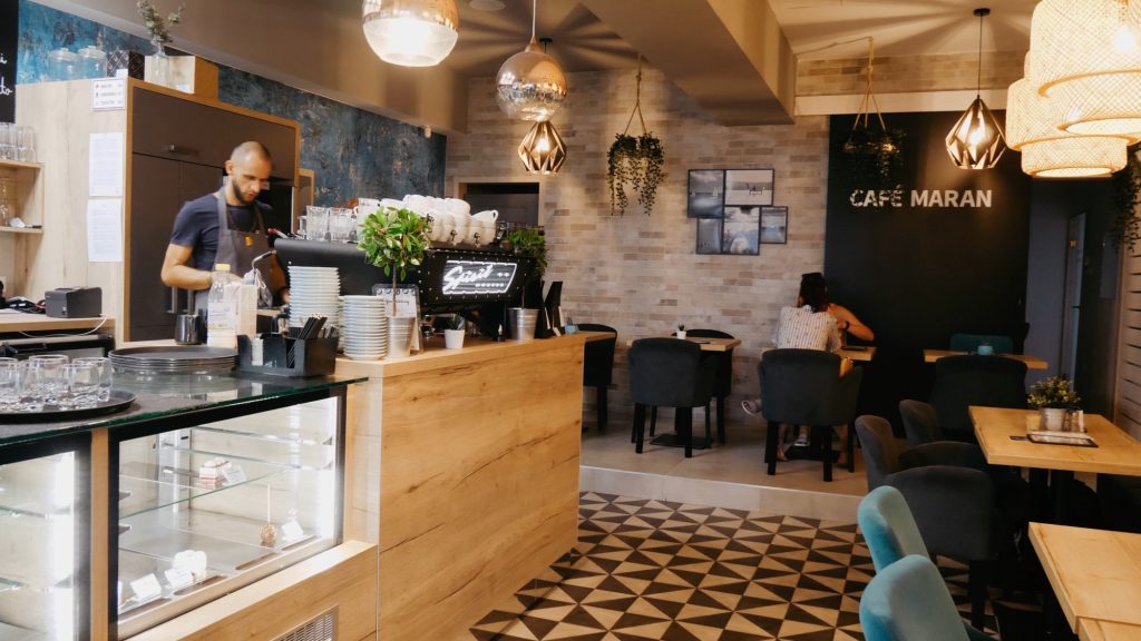 Cafe Maran Váróczi Üzletberendezés Projekt - Marci kávét készít