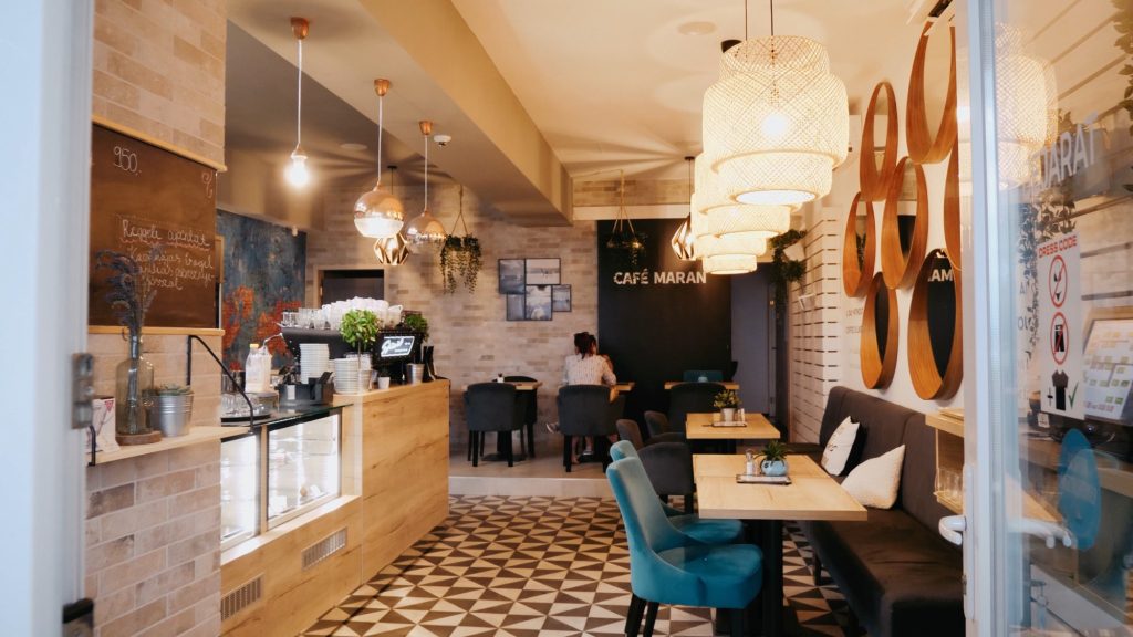 Cafe Maran Váróczi Üzletberendezés Projekt - Belső tér, kör alakú tükrök