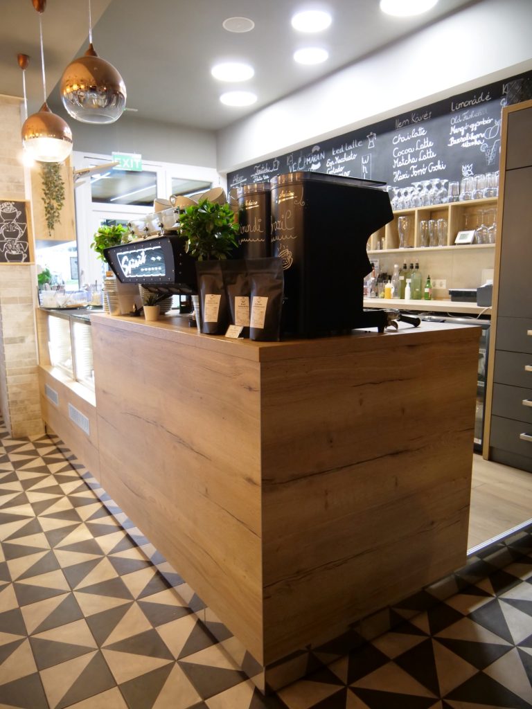 Cafe Maran Váróczi Üzletberendezés Projekt - Pult oldalról