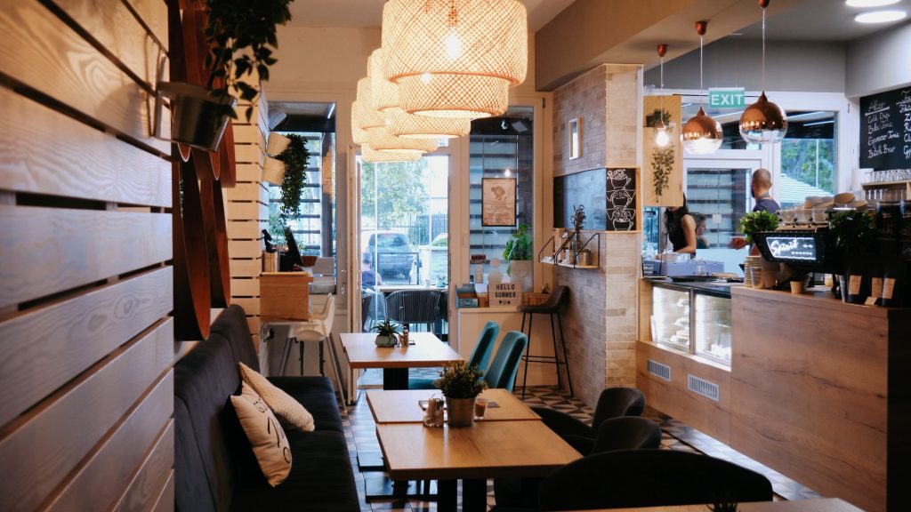 Cafe Maran Váróczi Üzletberendezés Projekt - Színes fotelek
