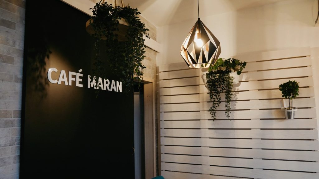 Cafe Maran Váróczi Üzletberendezés Projekt - Cégfelirat