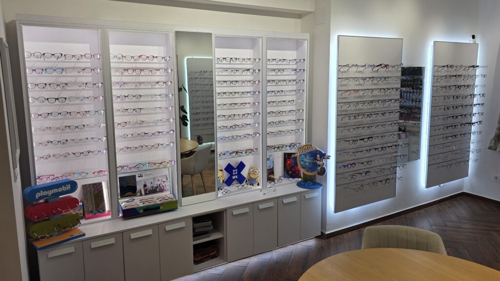 Naphegy Optika Vill&aacute;nyi &uacute;t - &uuml;zletberendez&eacute;s bemutat&oacute; fal