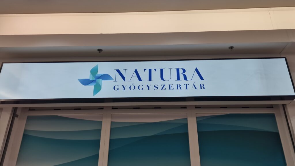 Natura Gy&oacute;gyszert&aacute;r - T&ouml;k&ouml;l. V&aacute;r&oacute;czi &Uuml;zletberendez&eacute;s referenci&aacute;k 02