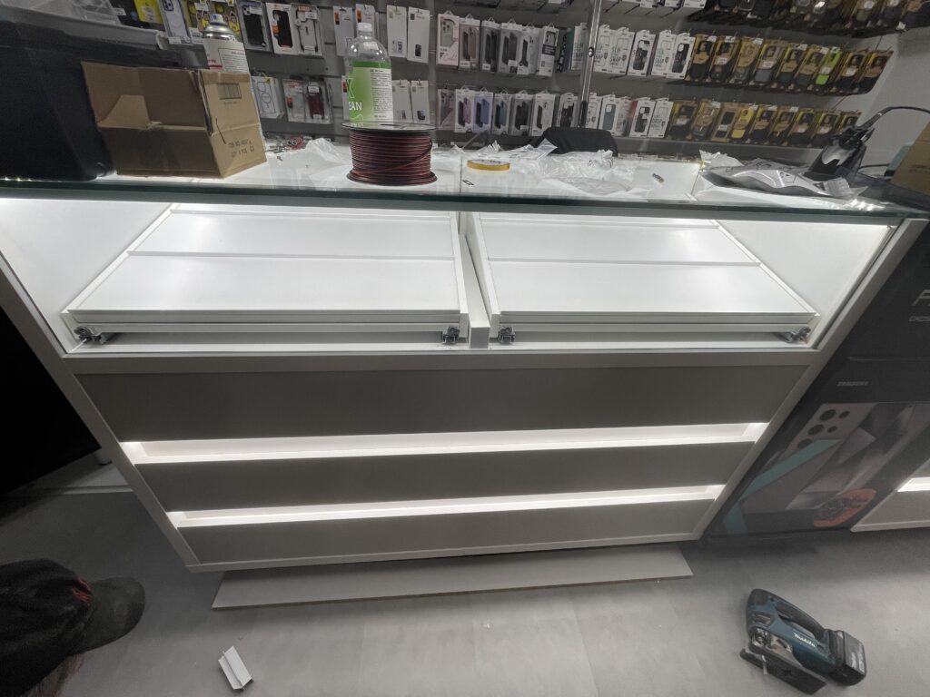 Perfect GSM_Lurdy_12 Perfect GSM iPerfect üzlet berendezés Lurdy ház 14